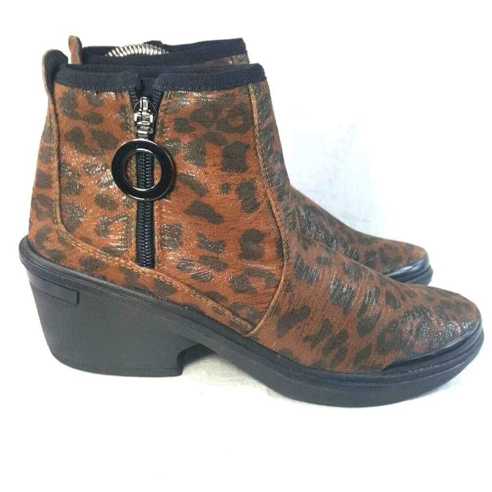 BZees Women's Ankle Booties Brown Animal Print Fabric Upper Size 7 M - Picture 1 of 7